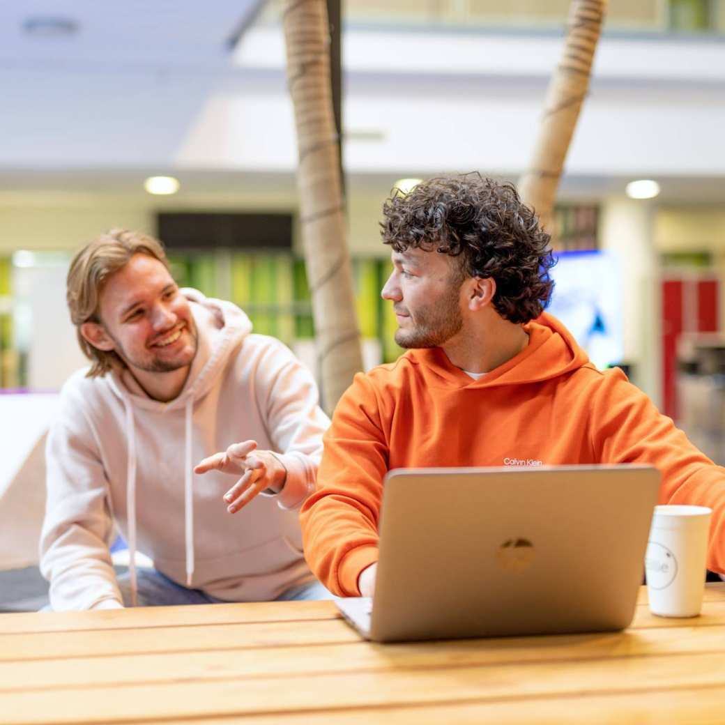 2 Accountancy studenten in overleg achter de laptop in open ruimte op de HAN in Nijmegen