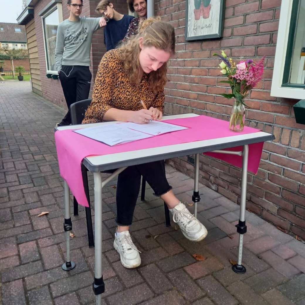 265922 joanne van roekel ontvangt haar diploma ergotherapie aan huis