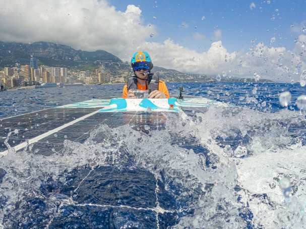 Solarboat in actie tijdens Energy Boat Challenge met skyline Monaco met piloot Mitchel Kraai