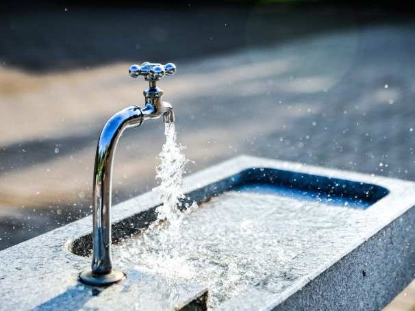 275162 Een kraan waar schoon drinkwater uitkomt. 23 maart is het Wereldwaterdag.