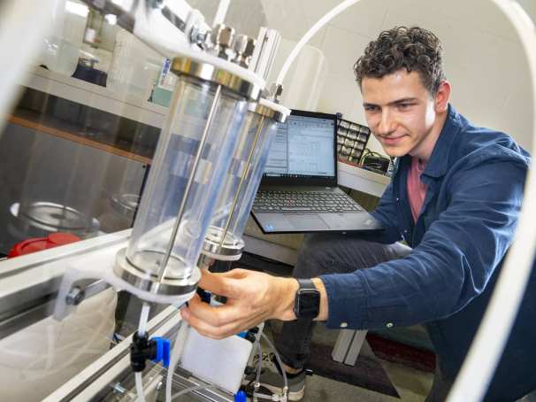 Tim Vianen, student Werktuigbouwkunde, doet onderzoek in het waterstoflab van de HAN.
