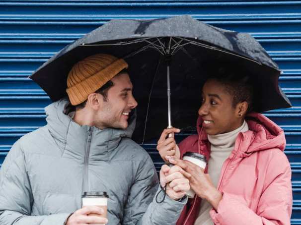 Een man en vrouw samen onder een paraplu