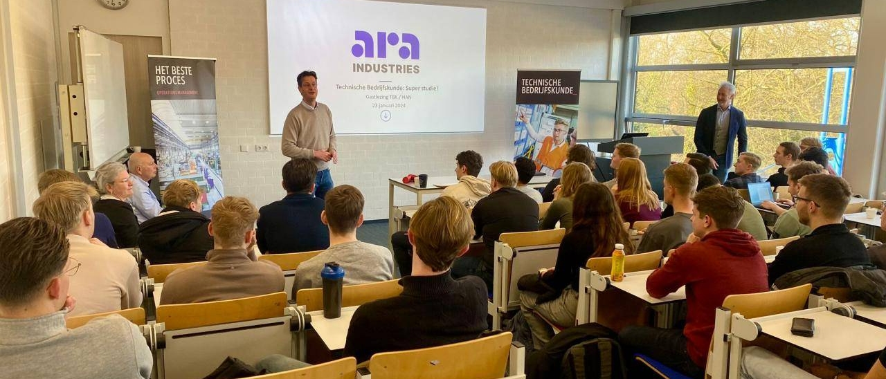 Gastspreker Frank te Hennepe van ARA Industries vertelt aan studenten Technische Bedrijfskunde een boeiend verhaal over de maakindustrie