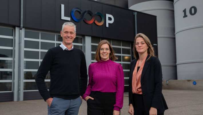 Medewerkers van Looop en Carlien van HAN BioCentre beklinken de samenwerking in een nieuw project