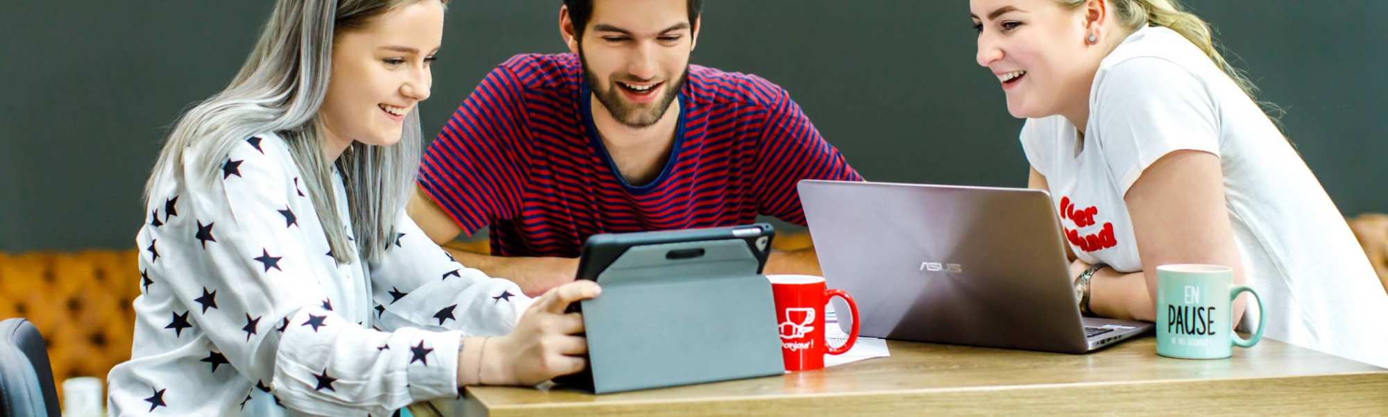 drie studenten met laptop en ipad