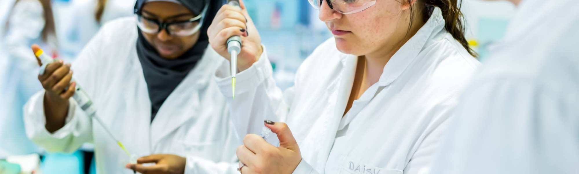 biologie en medisch laboratoriumonderzoek student samenwerken laboratorium pipet