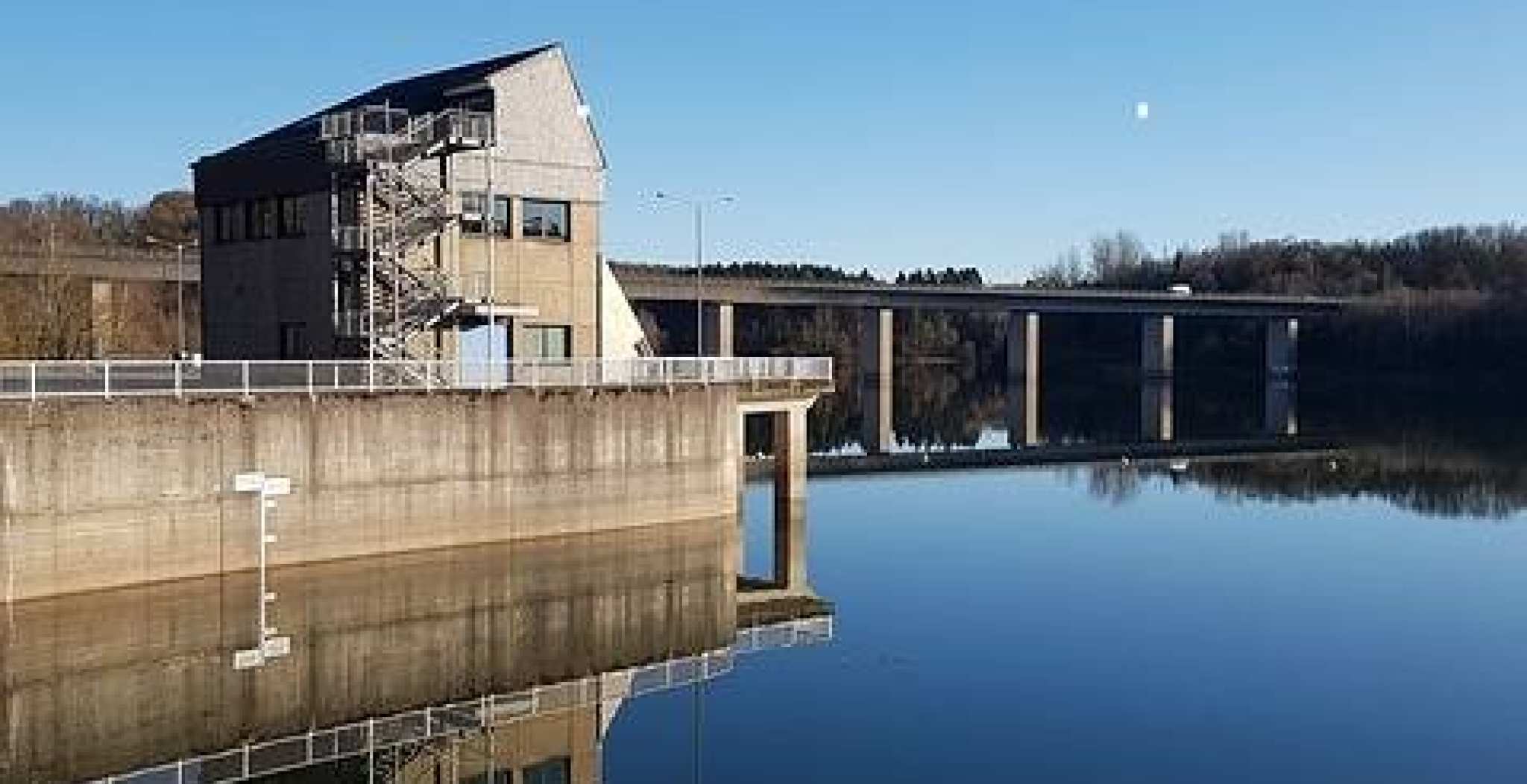 De Wupper-dam dient om de Wupper te beschermen tegen overstromingen en om het niveau van laag water te verhogen.