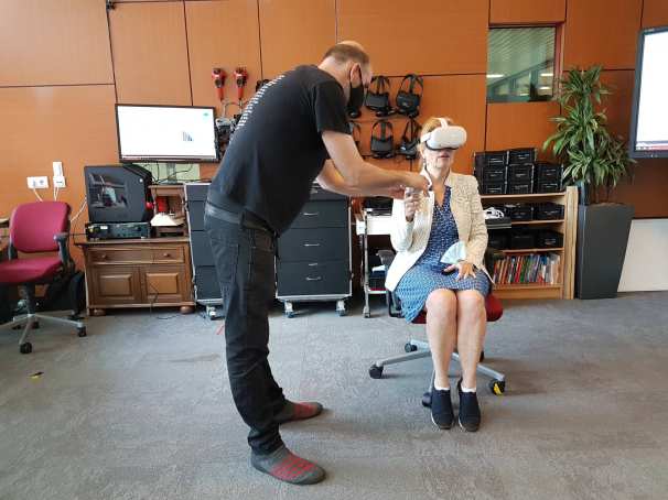Bridget Kievits (CvB) met VR-bril bij academie gezondheid en vitaliteit