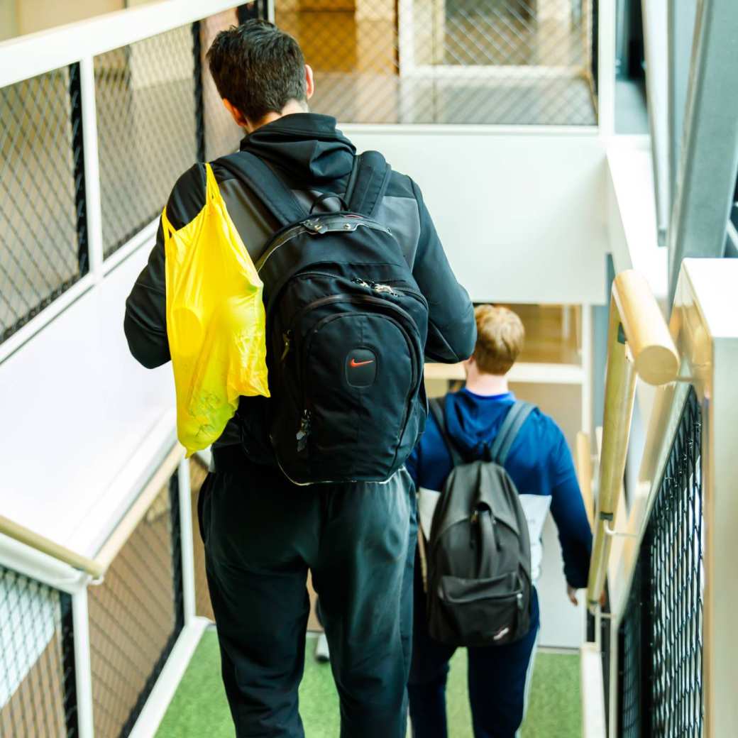 studenten lopen van trap