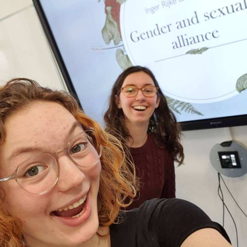selfie van Tara en Inger tijdens hun presentatie op de studiedag