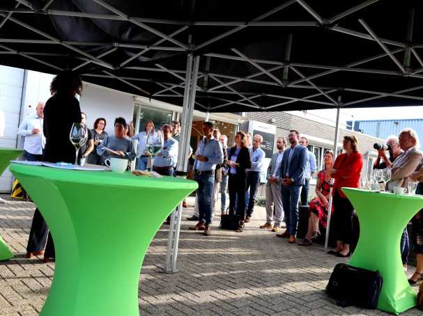 Op het terrein van La Coquerie op industrieterrein IJsseloord 1 vind de ondertekening plaats van de Green Deal: een convenant waarin de ondernemers afspreken hoe ze het bedrijventerrein toekomstbestendig willen maken.