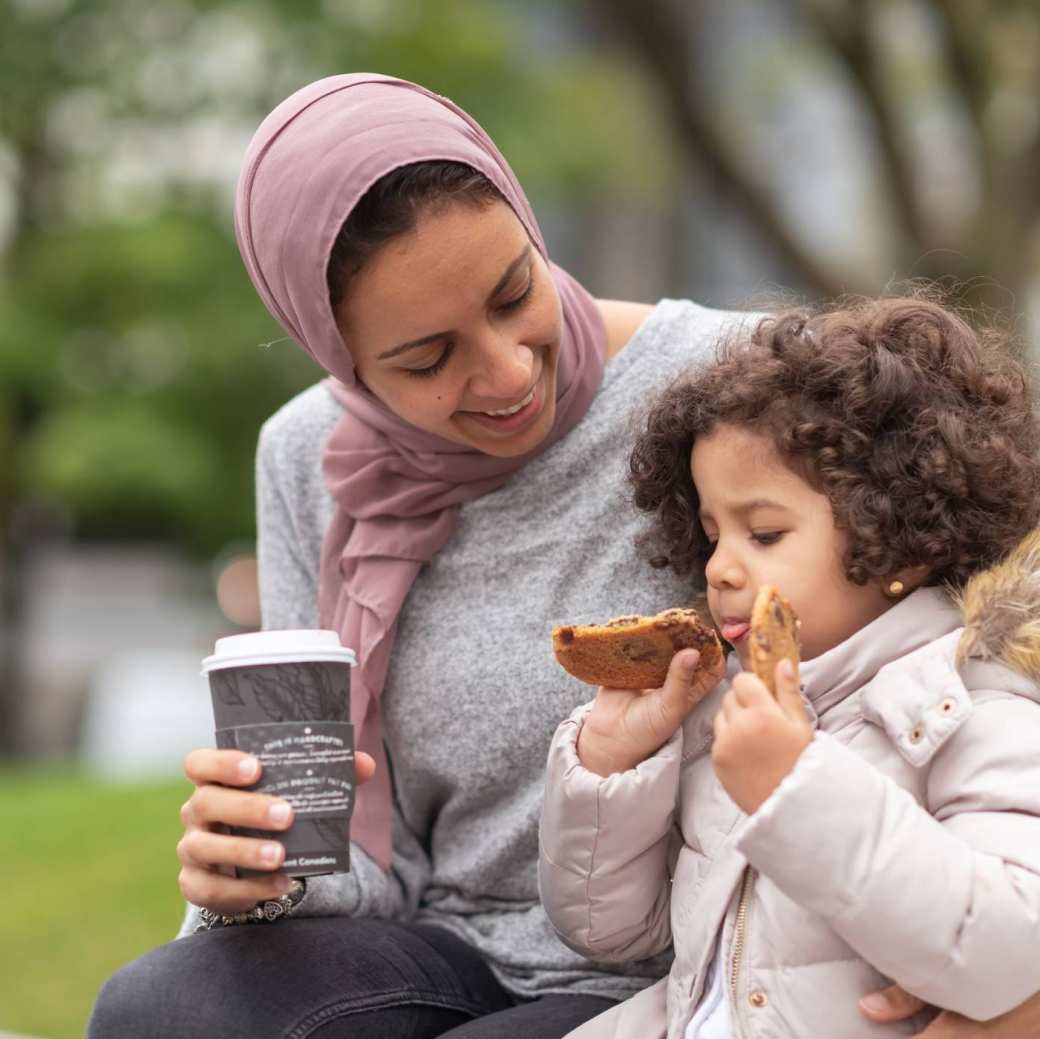 253667 vrouw met kind op bankje, met drinken