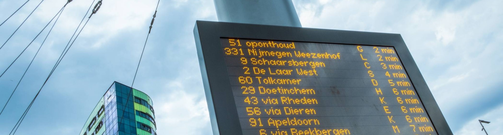 Arnhem station scherm met bustijden