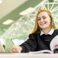 472772 Elektrotechniek voltijdstudent Lieke aan het werk bij stagebedrijf Qirion - Alliander. Academie Engineering en Automotive