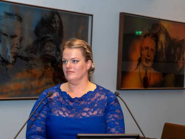 473175 Marieke Rothuizen-Lindenschot in een blauwe jurk tijdens haar promotie