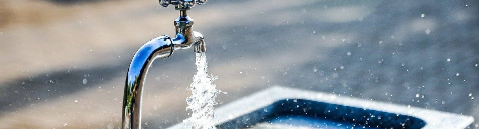 275162 Een kraan waar schoon drinkwater uitkomt. 23 maart is het Wereldwaterdag.