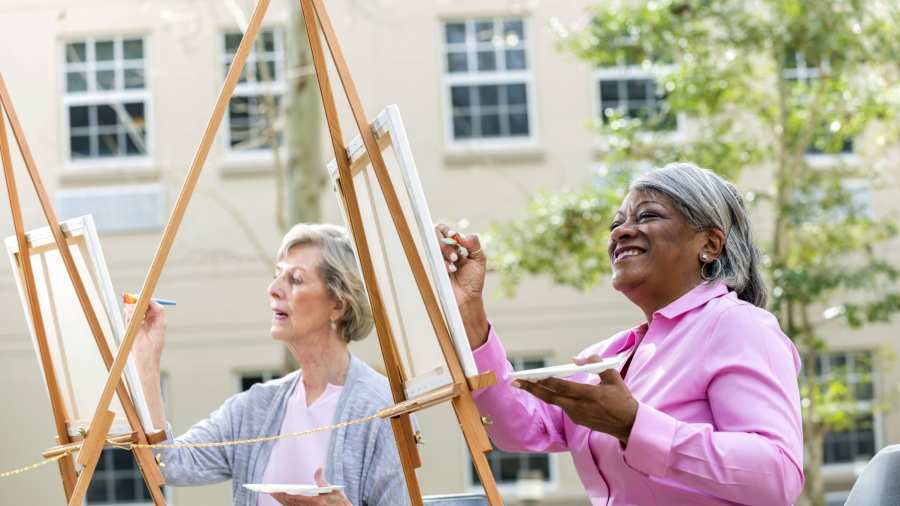 twee vrouwen schilderen