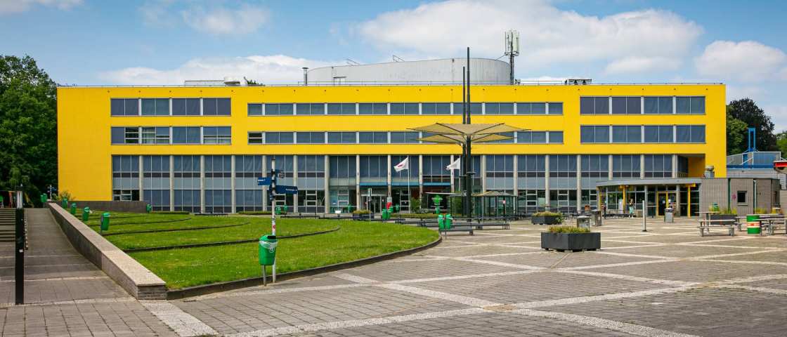 322955 Arnhem, gebouw, Ruitenberglaan 29, vooraanzicht, geel, Automotive