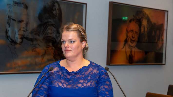 473175 Marieke Rothuizen-Lindenschot in een blauwe jurk tijdens haar promotie