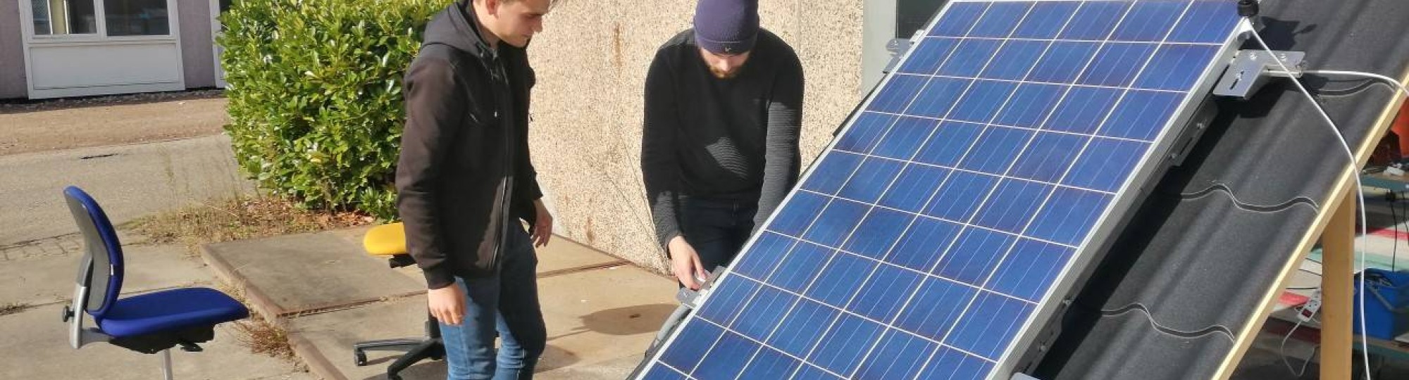 Studenten testen een nieuwe manier om een warmtepomp met zonnepanelen te gebruiken op het IPKW in Arnhem