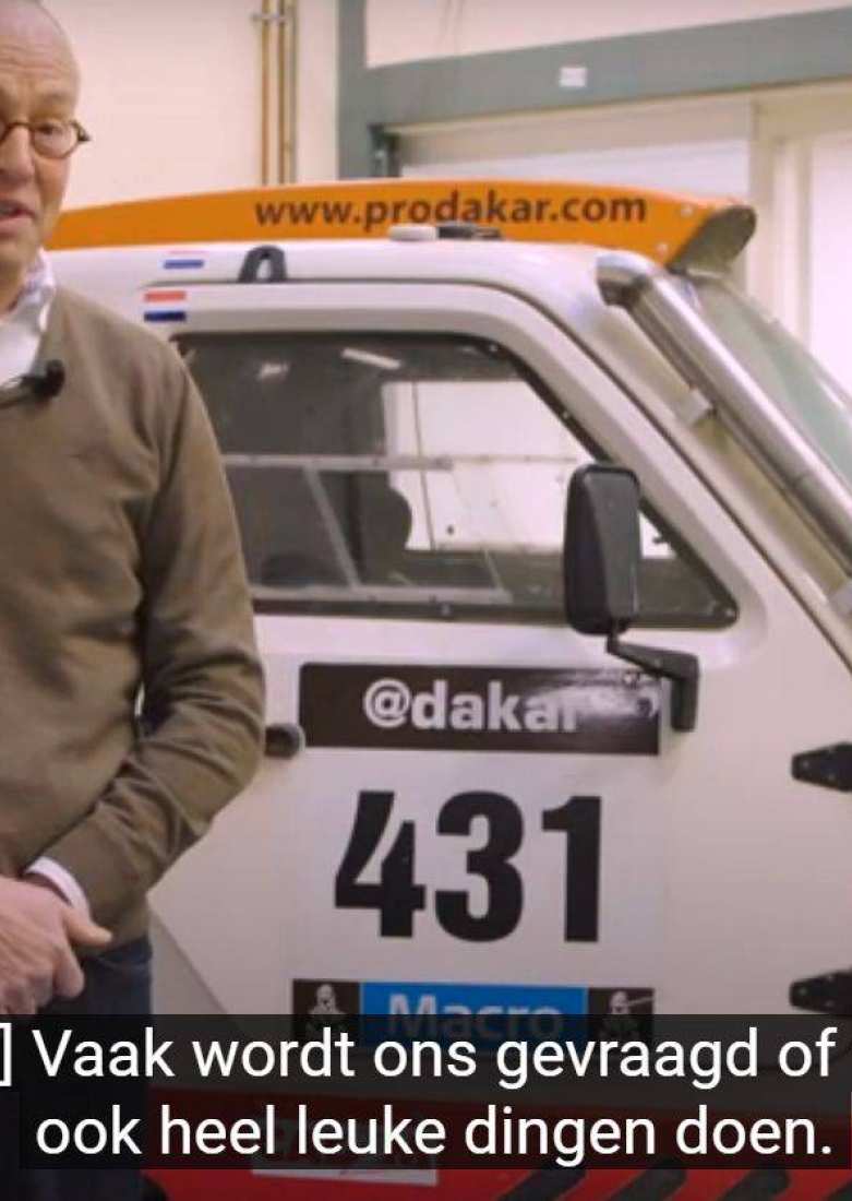 Koen Lau bij de Dakar auto van Automotive