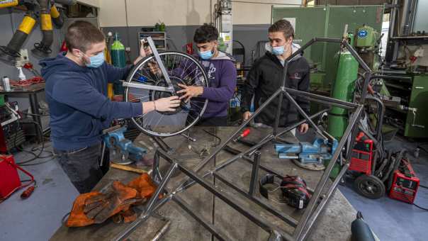 Studenten Automotive werken aan duurzaam voertuig voor Ecomarathon