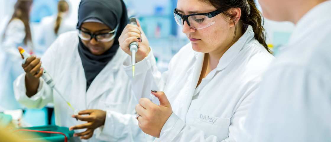 biologie en medisch laboratoriumonderzoek student samenwerken laboratorium pipet