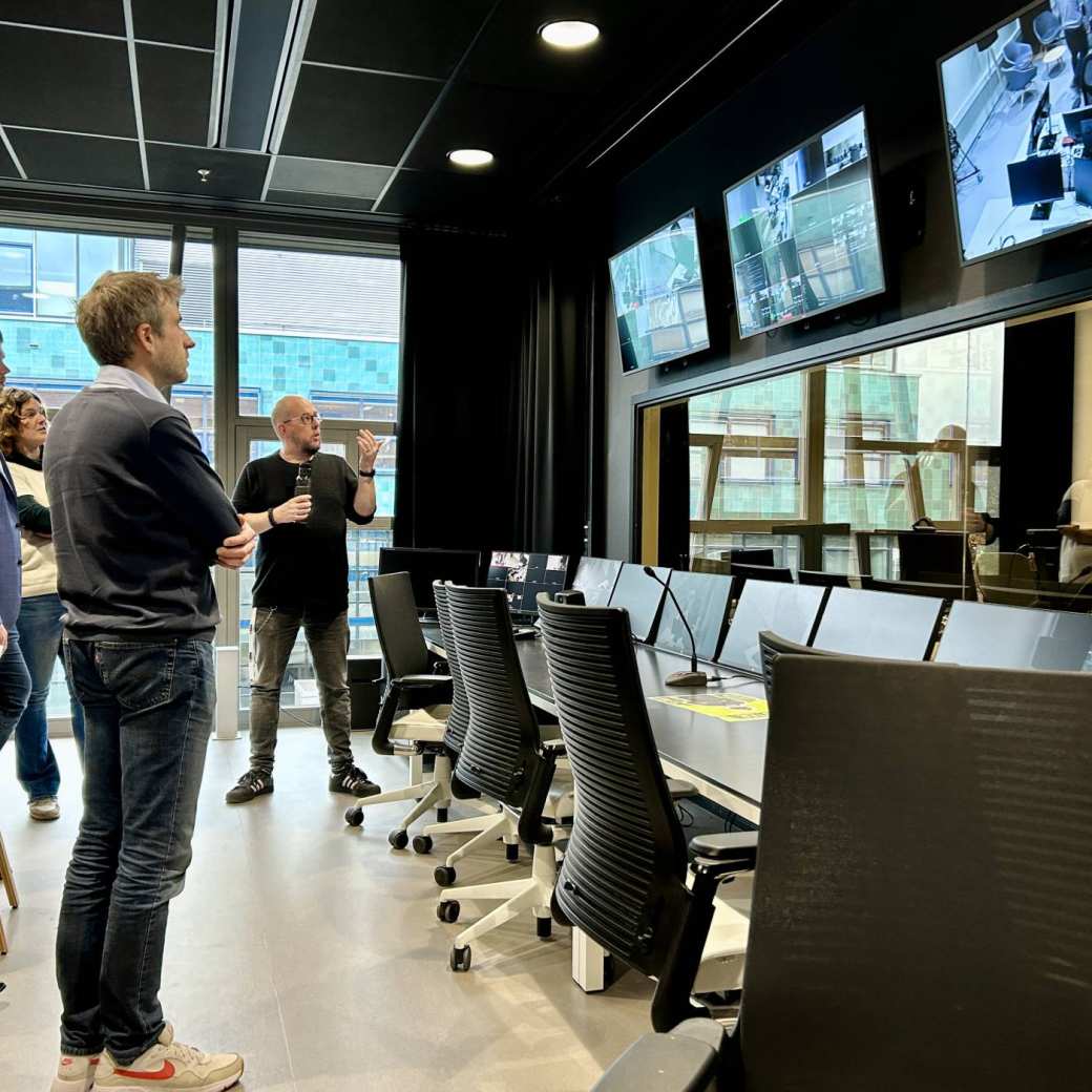Mensen kijken naar schermen in een usability-lab