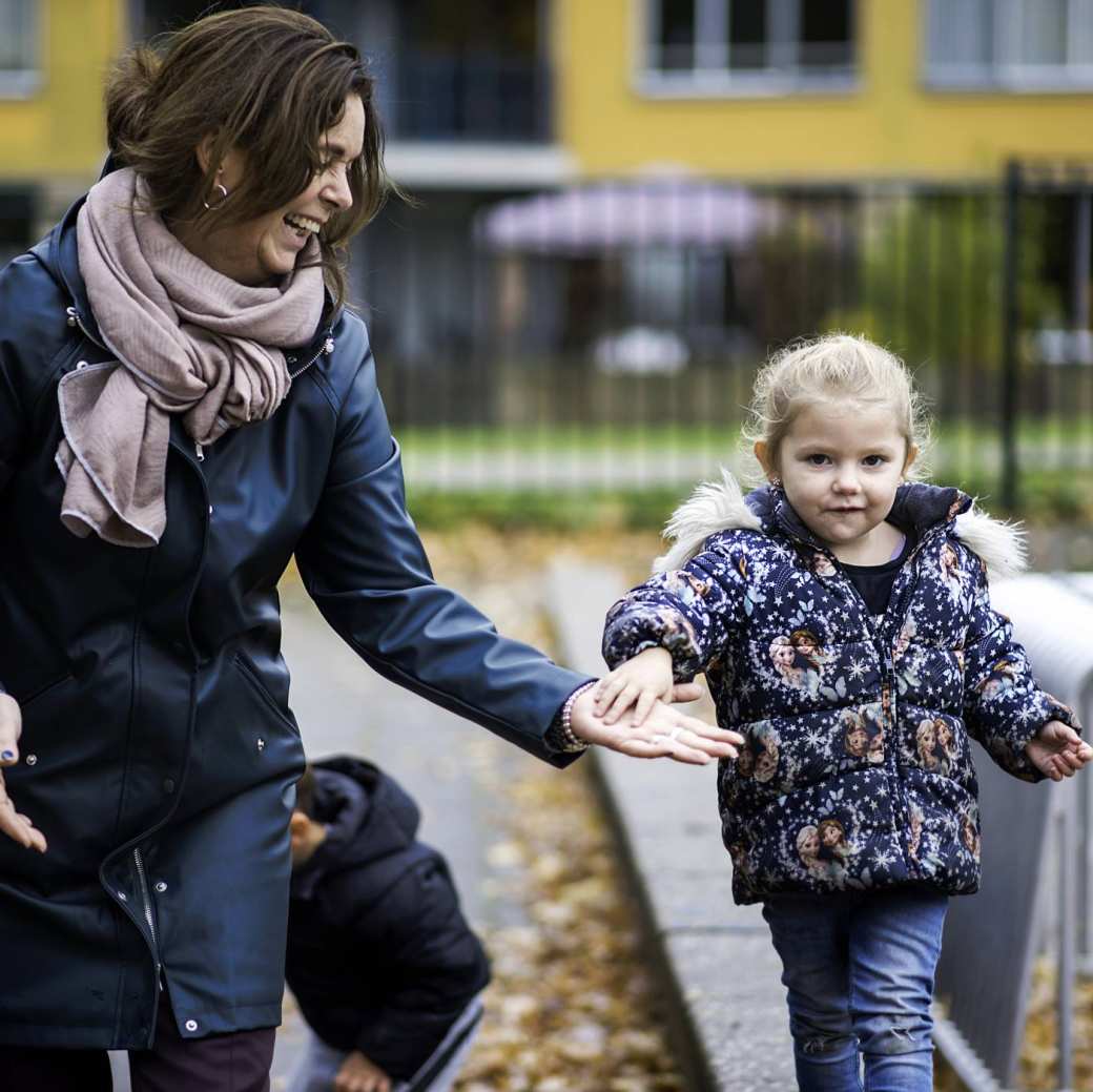 141448 Vrouw en kind op schoolplein