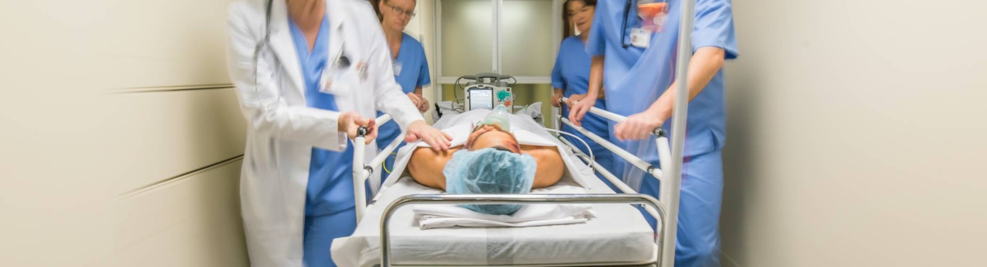 Acute zorg voor patiënt die op brancard wordt binnengebacht bij de Spoedeisende Hulp in het ziekenhuisvoor actue zorg