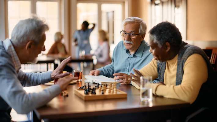 Ouderen mensen spelen een schaakspel