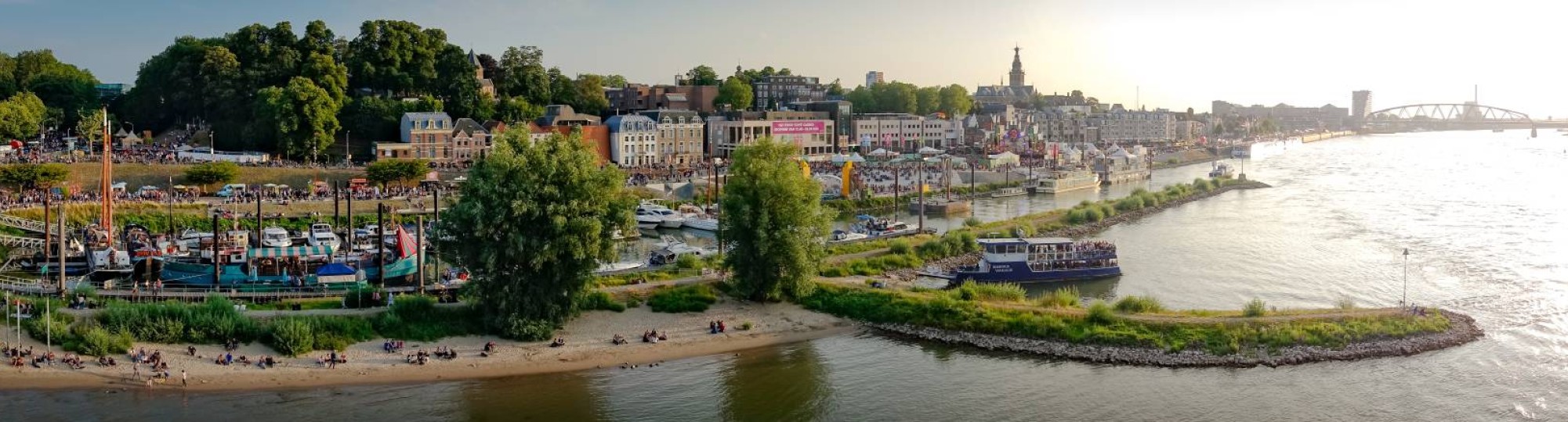 Nijmegen panorama waalkade en stadsaanzicht