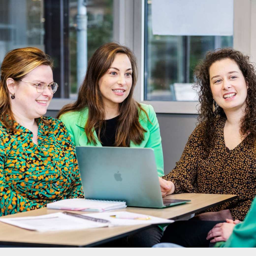 Vier studenten van de Master Advanced Nursing Practice zitten rond een laptop en overleggen samen op de HAN in Nijmegen