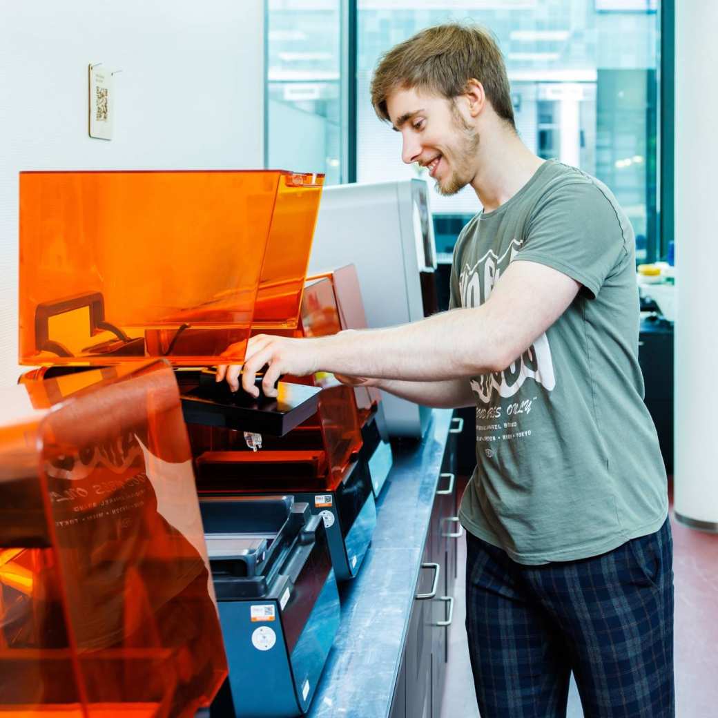 431957 IPO student maakt een 3D-printer open