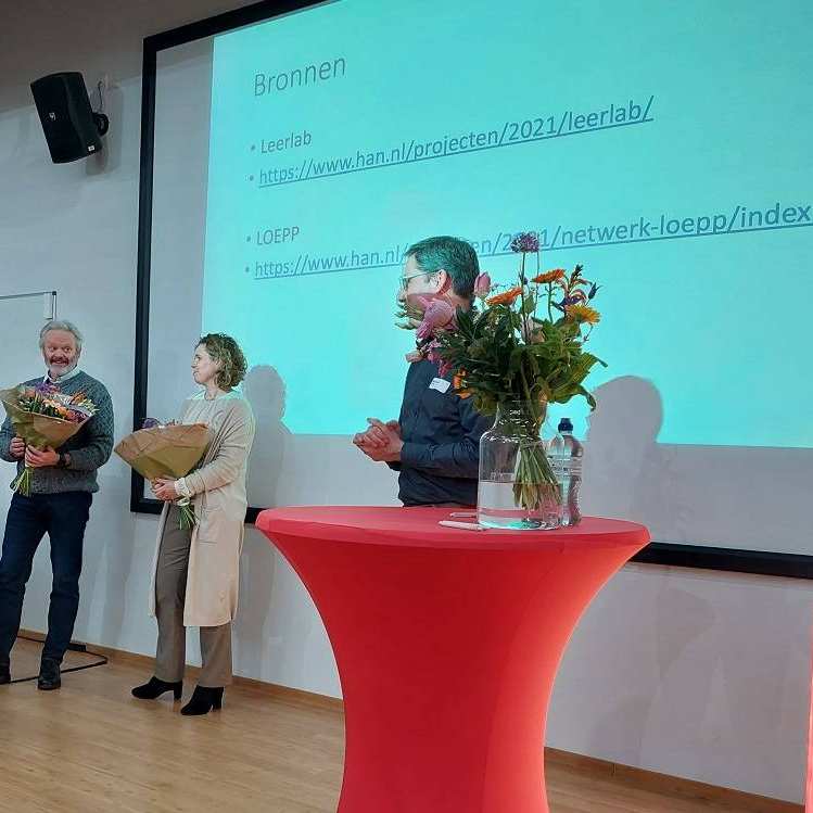 492793 Aan het einde van de informatieve sessie tijdens de HAN educatie pitstop kregen de sprekers Helma Oolbekking Marchand (lector HAN) en Geert Kelchtermans (hoogleraar KU Leuven) bloemen als dank.
