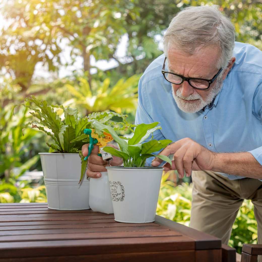 Een man die in de tuin werkt.