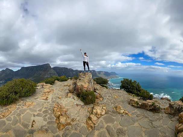 Sophia Petrocchi op de top van Lions Head, Kaapstad, Zuid-frika