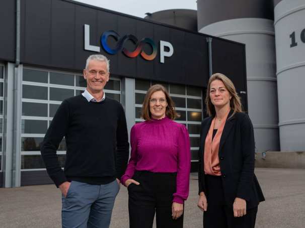 Medewerkers van Looop en Carlien van HAN BioCentre beklinken de samenwerking in een nieuw project