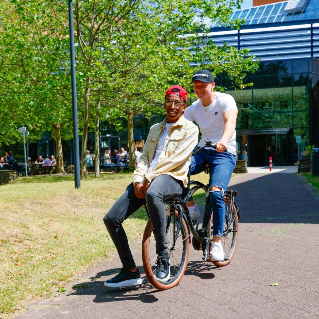 studenten op fiets campus Nijmegen