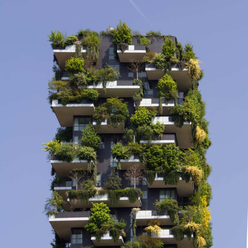 281827 Groene, duurzame bouw, waarin beton en groen samengaan.