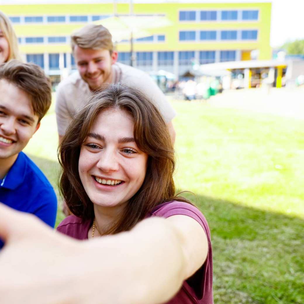 307118 Studenten buiten mobiel selfie