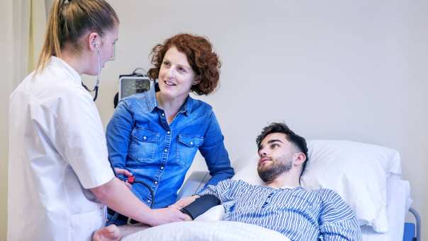 202081 Voltijd student Verpleegkunde en docent aan het bed van patiÃ«nt meten bloeddruk-2