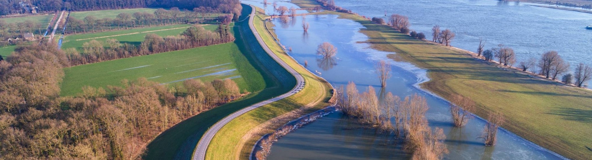 354260 luchtfoto rivierenlandschap hoogwater A50 richting Loenen