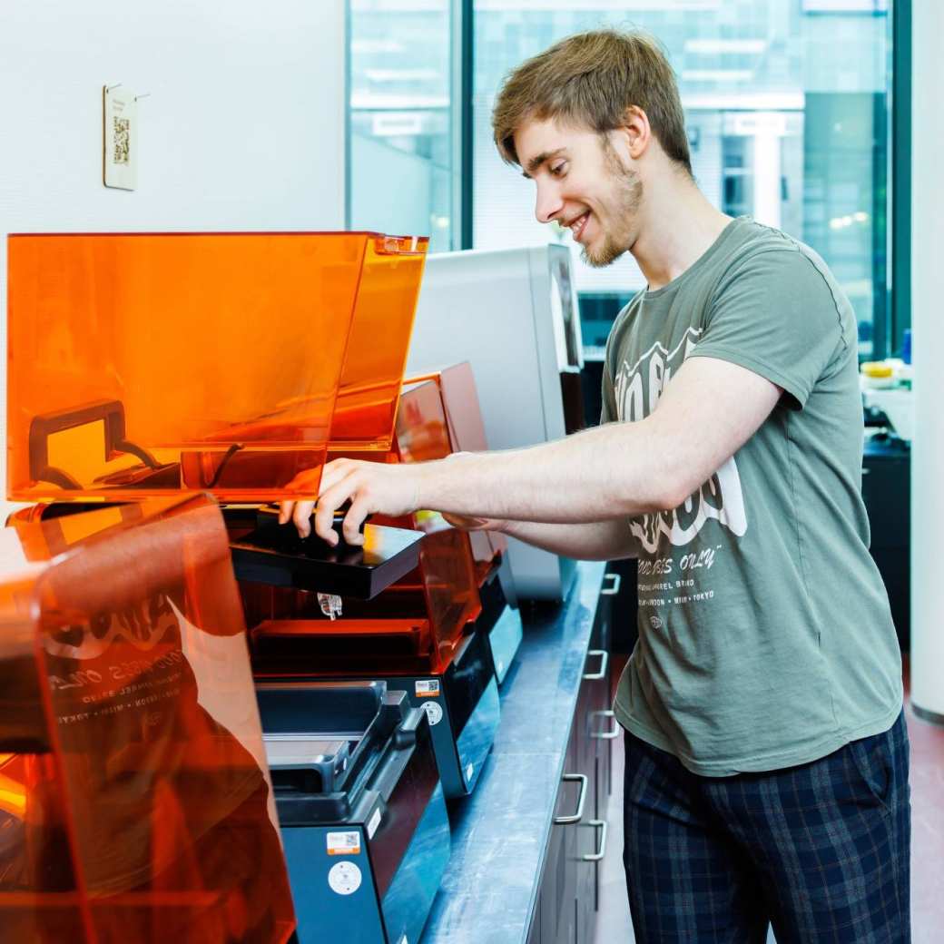 431957 IPO student maakt een 3D-printer open