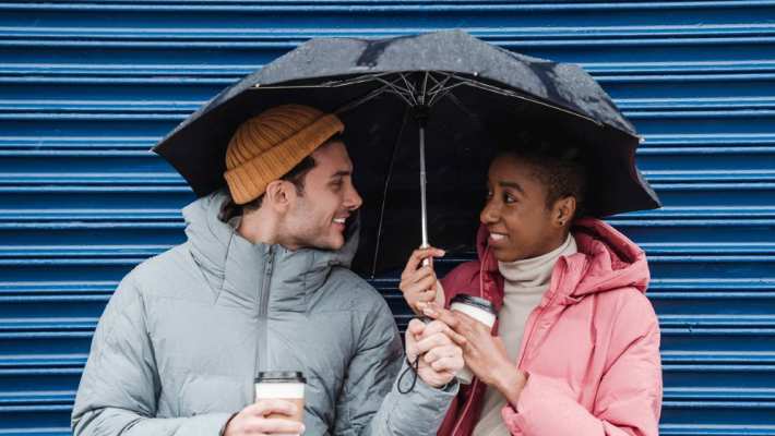 521582 Een man en vrouw samen onder een paraplu