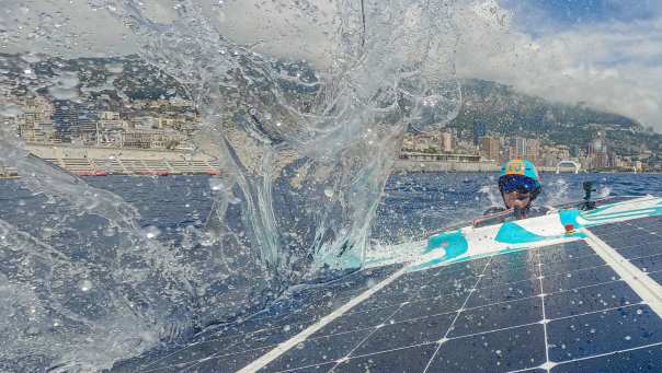 310475 Flinke splash Solarboat in actie tijdens Energy Boat Challenge met skyline Monaco en piloot Mitchel Kraai