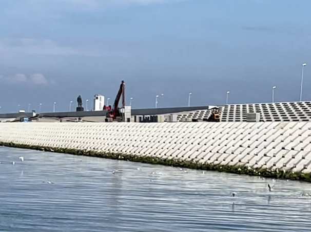 453882 project dijkverhoging afsluitdijk. De Afsluitdijk is versterkt met Quattroblocks