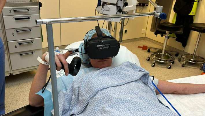 474189 Een patient in een ziekenhuis op weg naar de operatiekamer met een VR-bril op