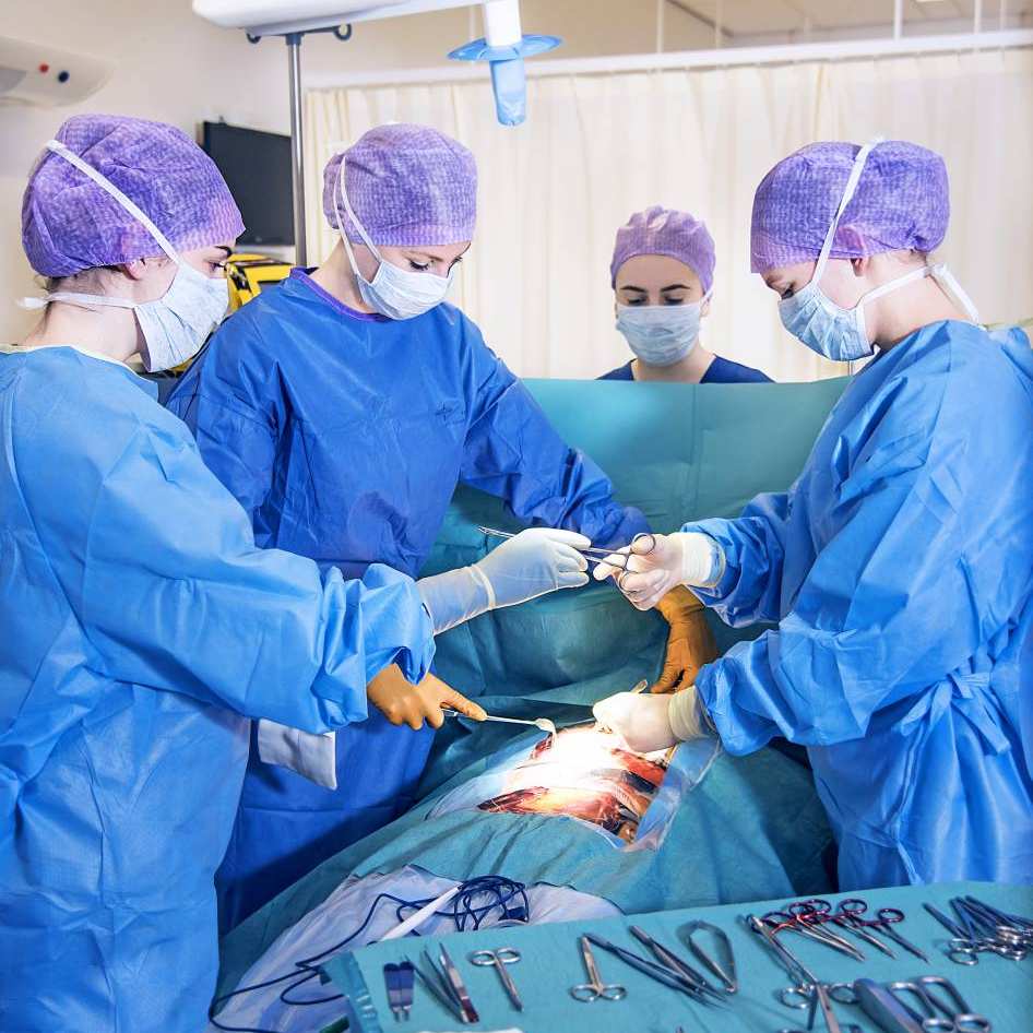 Medische Hulpverlening studenten oefenen operatie zonder docent