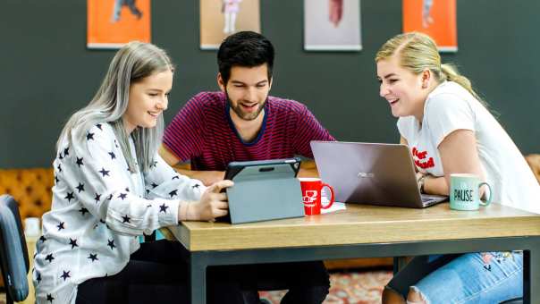 drie studenten met laptop en ipad